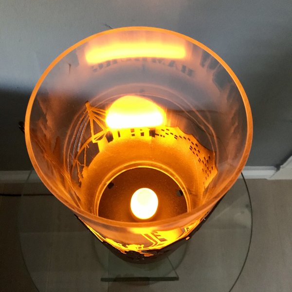 HAMBURG Tischlampe  mit Skyline  , schwarz ,inkl. LED Flammenlampe oder RGBW Farbwechsel